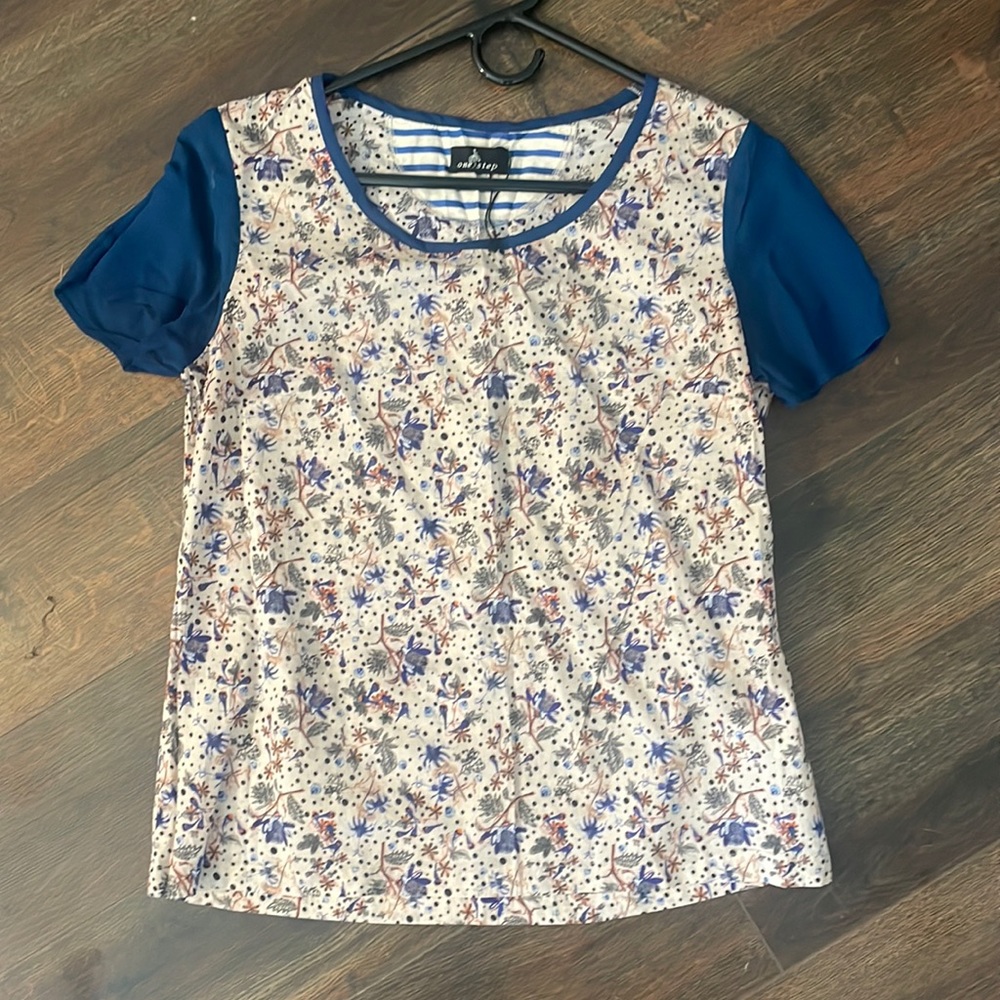 Short sleeve floral blouse
